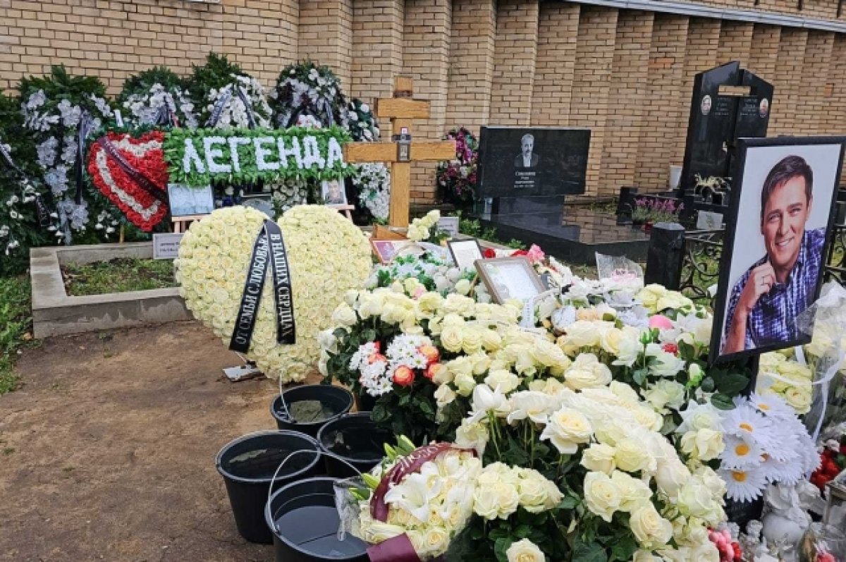 Семья Шатунова возложила венок на его могилу в годовщину смерти артиста | Персона | Культура | Аргументы и Факты