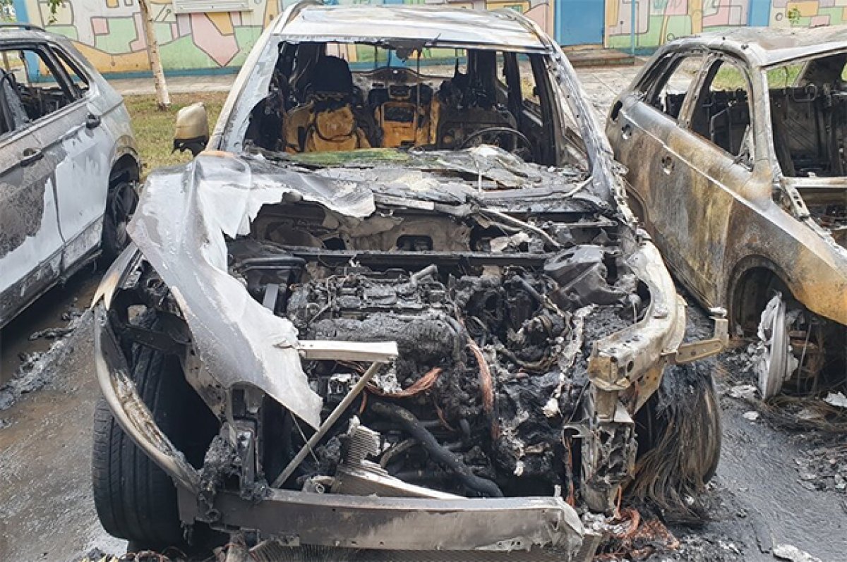 Три машины сгорели дотла. Самокатчик поджёг стоянку на юго-западе Москвы