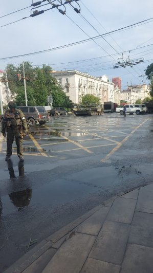 По словам ростовчан, сложно разобраться кто здесь «свой», но бойцы из ЧВК, кажется, настроены дружелюбно. 