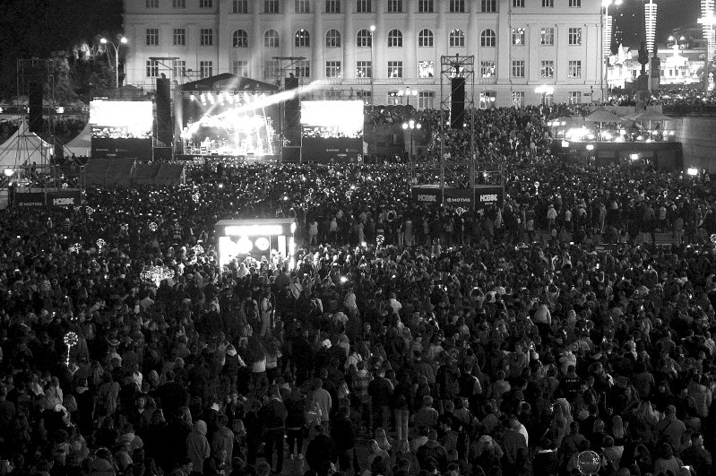 В эту ночь сам Екатеринбург был музыкой! По традиции фестиваль завершился встречей рассвета и песней «Луч солнца золотого».