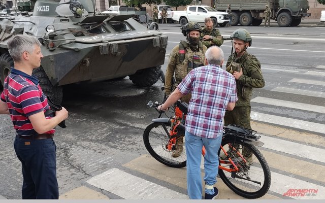 Корреспондент aif.ru запечатлел на видео момент разговора пенсионера с военными на пересечении Буденновского — Пушкинской.