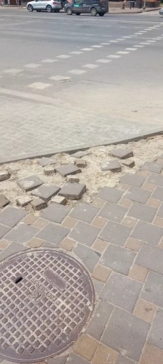 Там, где стояла военная техника, разбита тротуарная плитка.