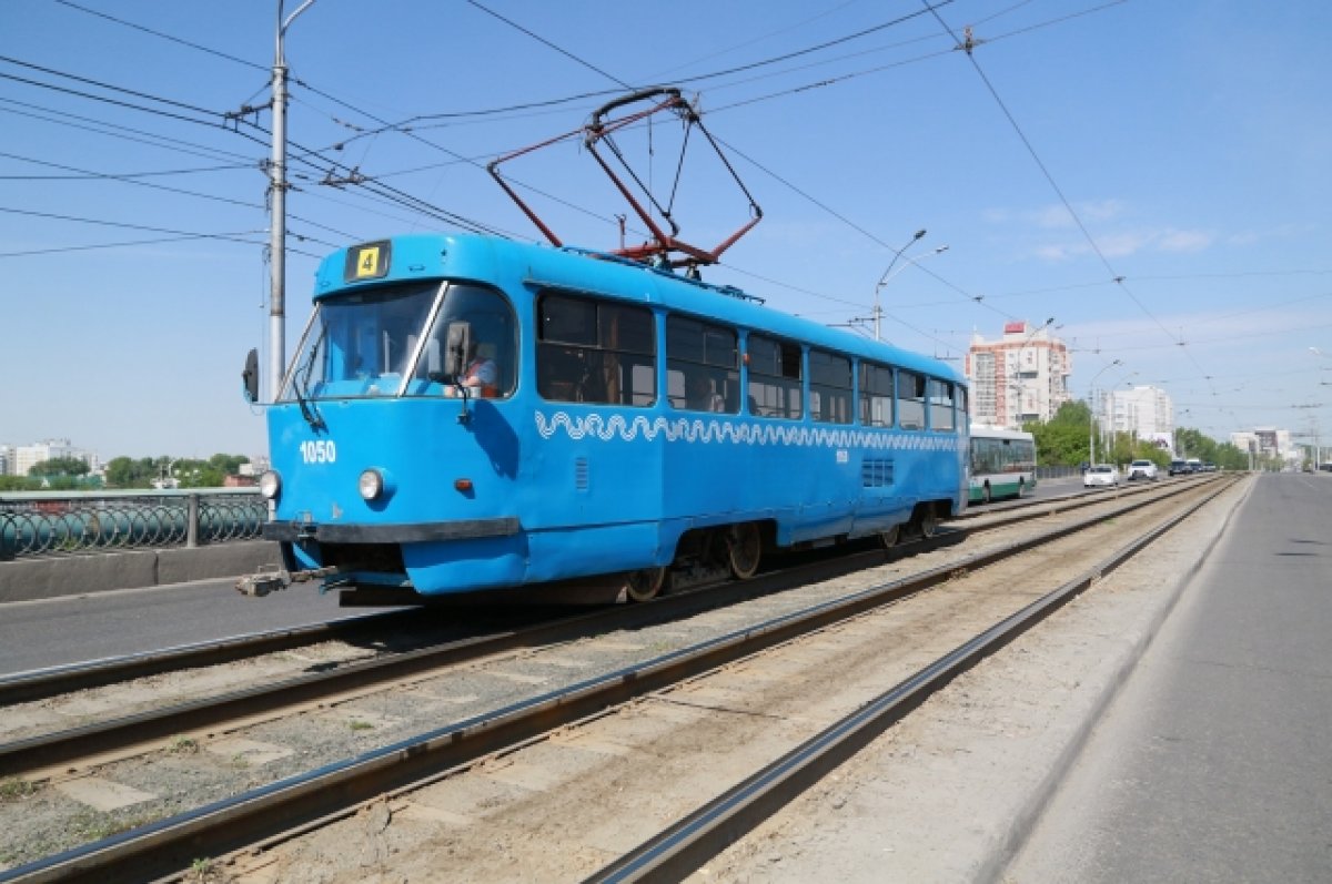На пересечении улиц Попова и Балтийской в Барнауле с рельсов сошел трамвай