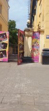 Танк, который вчера застрял в воротах Ростовского цирка, особого ущерба им не нанес.