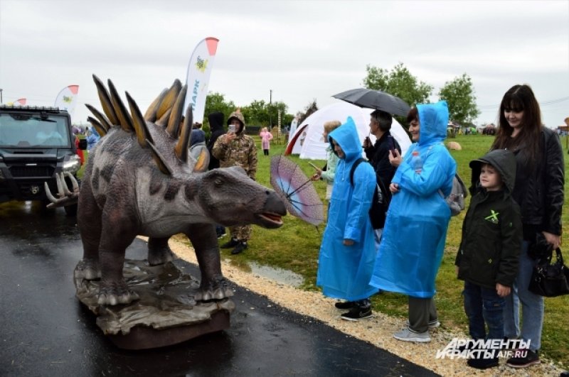 Сами роботы-динозавры, управляемые человеком, в этом году стали новинкой фестиваля. 