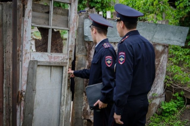 Сотрудники полиции продолжают обыски у мужчины, устроившего кровавые разборки.