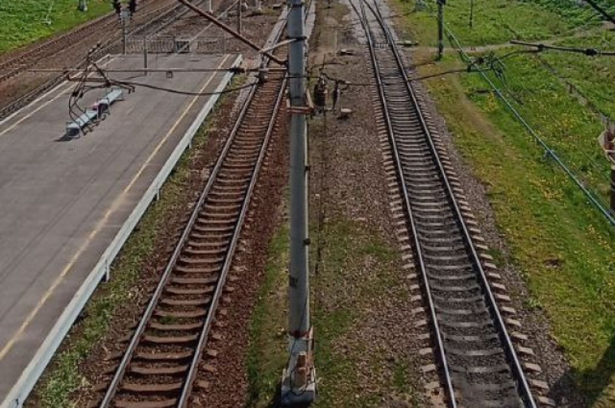 На железной дороге в Алтайском крае мужчина попал под пассажирский поезд