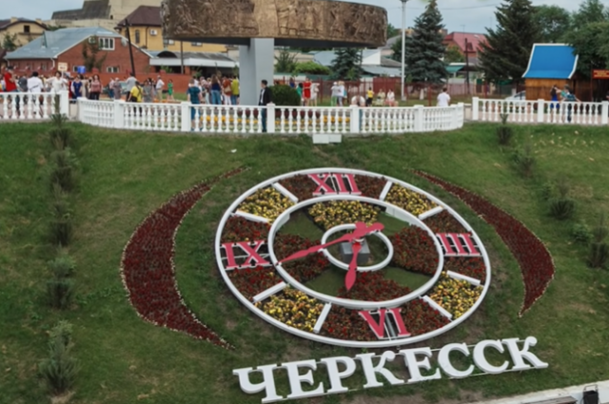 Зелёный остров Черкесск. Детская площадка зеленый остров Черкесск. Зелёный остров Черкесск фото. Бассейн в Черкесске на зеленом острове.