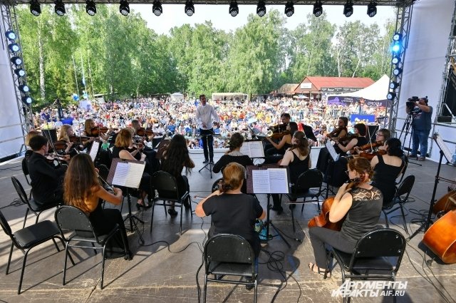 Симфопарк полюбился омичам, поэтому проводится сразу 2 дня. 