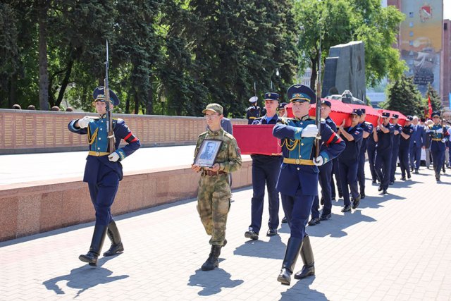 Останки воинов захоронили под гимн Российской Федерации. 