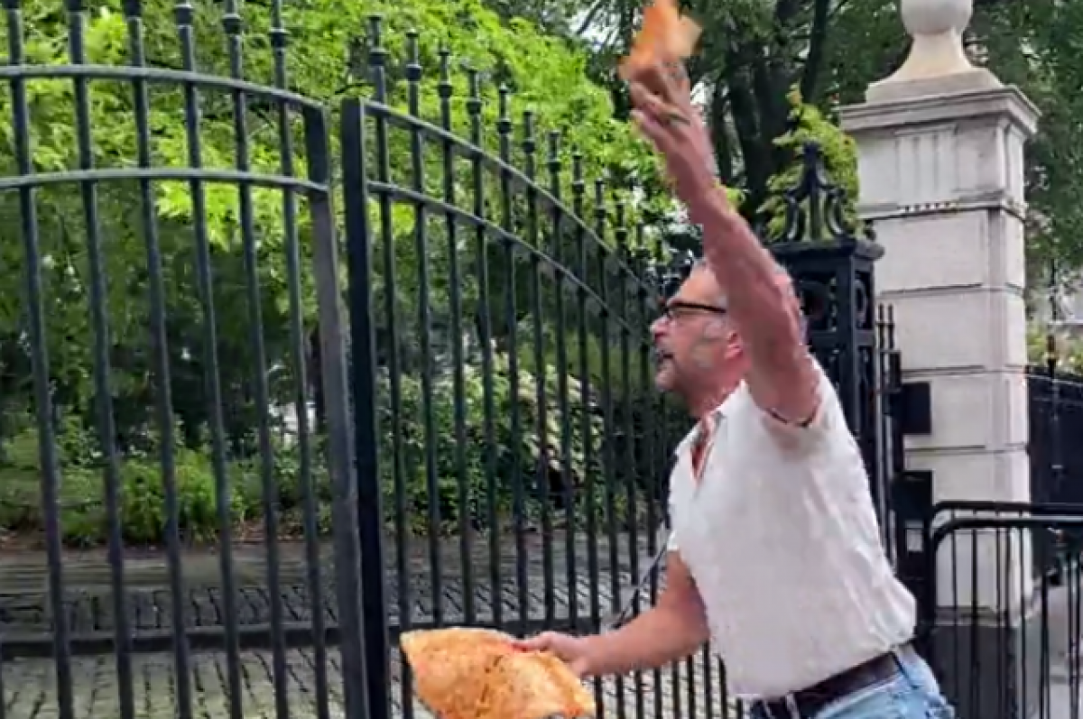 Художник Скотт Лобайдо забросал пиццами мэрию Нью-Йорка