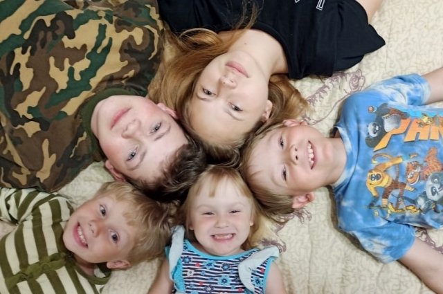 Пятеро детей в семье Харитоновых из Шушенского.