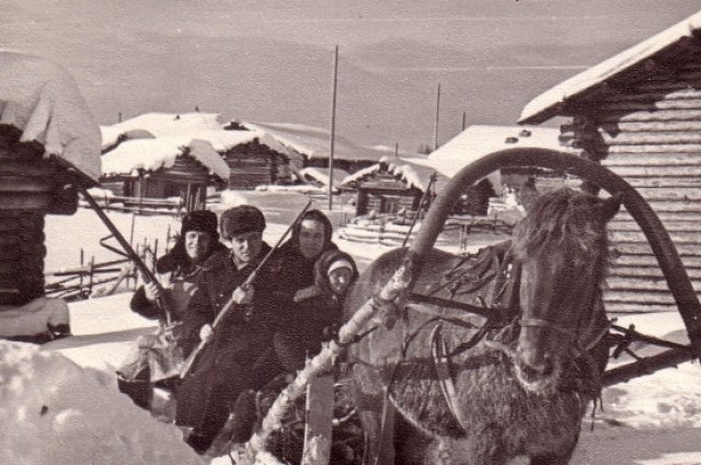Тимин и Микушев сидят в санях, готовятся в путь по очередному фольклорному маршруту, а в руках по ружью – защита от волков (февраль1966 г).