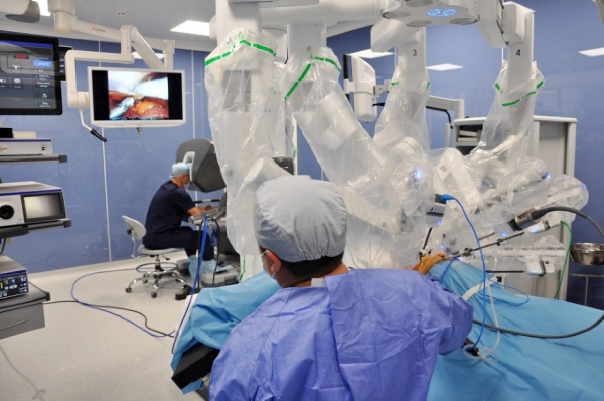 Робот провел операцию. Da Vinci робот-хирург. Роботы хирурги в медицине. Операционная хирургическая. Урологические операции.