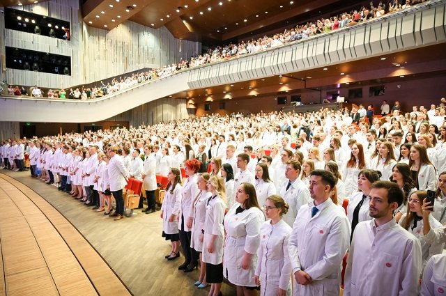 Клятву врача дали выпускники лечебного, стоматологического, педиатрического и медико-психолого-фармацевтического факультетов.
