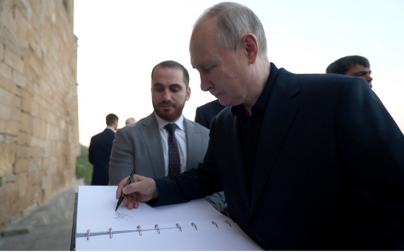 После прогулки Владимир Путин оставил запись в книге почётных гостей.