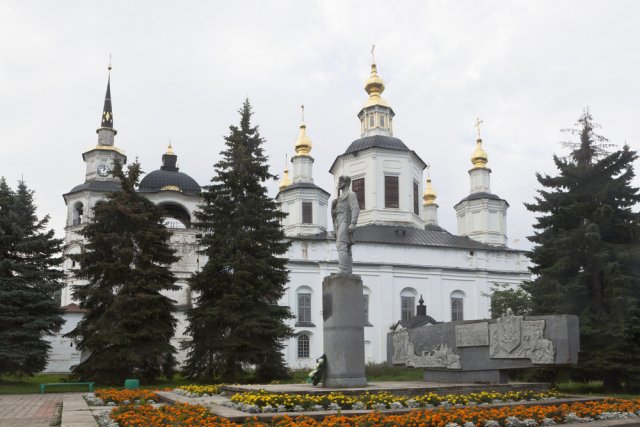 Памятник С. И. Дежнёву в Великом Устюге.