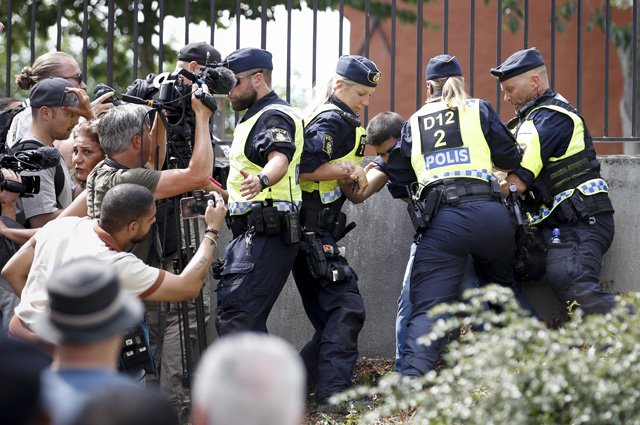Шведская полиция задерживает протестующих возле центральной мечети Стокгольма.