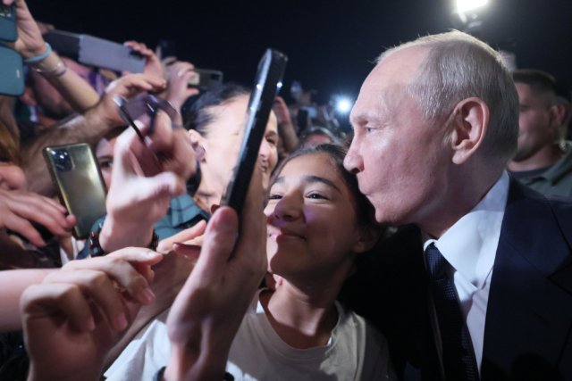 Президент РФ Владимир Путин общается с жителями Дербента в ходе рабочей поездки в Дагестан. 28 июня 2023.