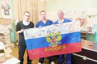 Дмитрий Максимов (на фото слева он в середине) вместе с друзьями лечил бойцов в зоне СВО.