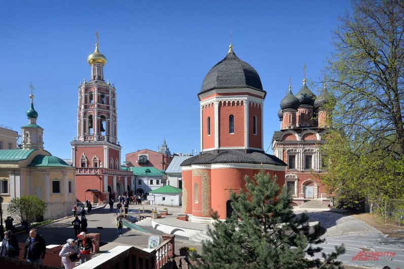 Высоко-Петровский мужской монастырь. Предположительно, основан в 1315 году святителем Петром, митрополитом Киевским, Владимирским и всея Руси. Известен по письменным источникам с 1317 года. 