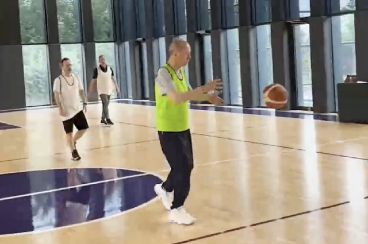 В Сети завирусилось видео с играющим в баскетбол Эрдоганом