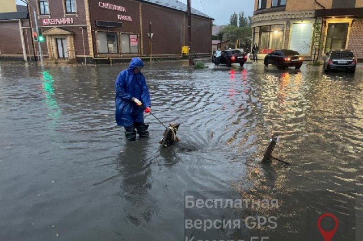 Махачкала затоплена ливневыми водами и завалена деревьями | АиФ Дагестан