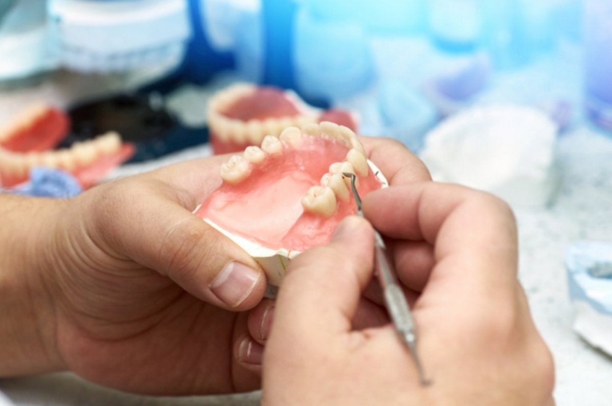 До пневмонии доведет. Что будет, если не ухаживать за зубным протезом?