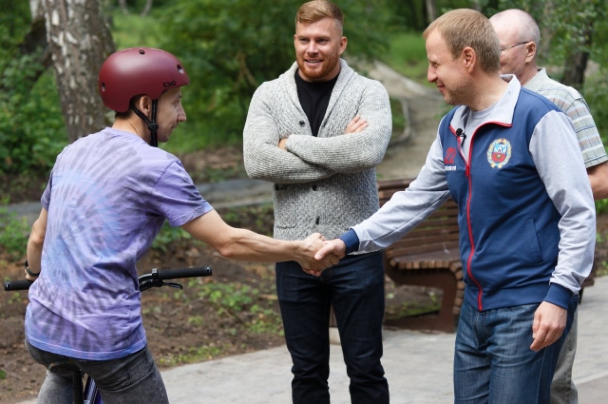 Виктор Томенко посетил парк «Юбилейный» в Барнауле и пообщался с горожанами