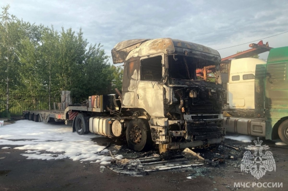 Сидельный тягач «SCANIA» подожгли в Вологде | АиФ Вологда