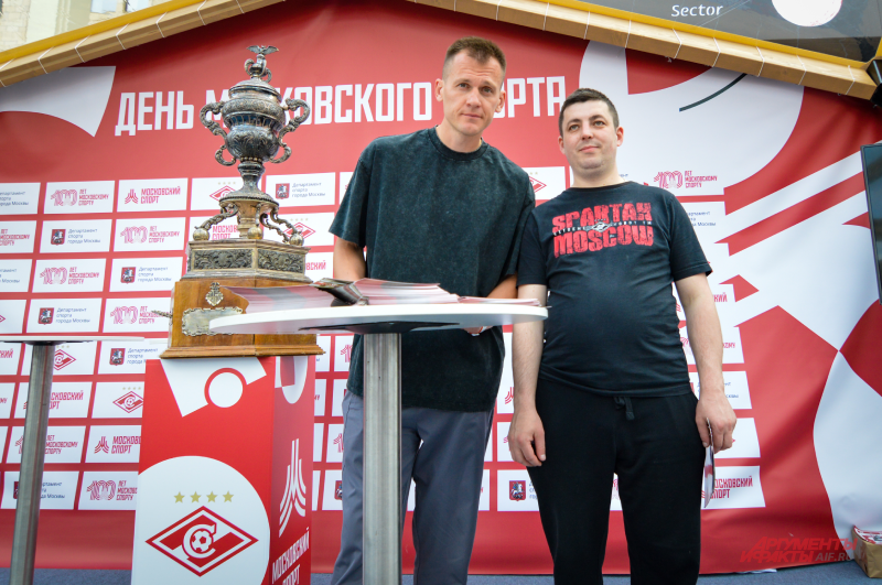 Артем Ребров бывший вратарь «Спартака» (слева). 