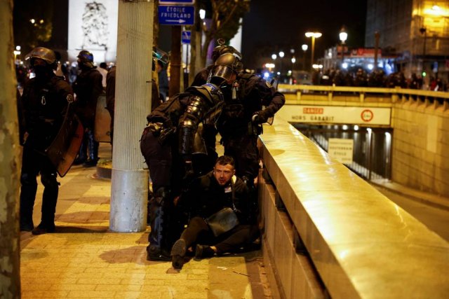 Ночные бои полиции с мигрантами в районе Елисейских полей, Париж, Франция, 2 июля 2023.