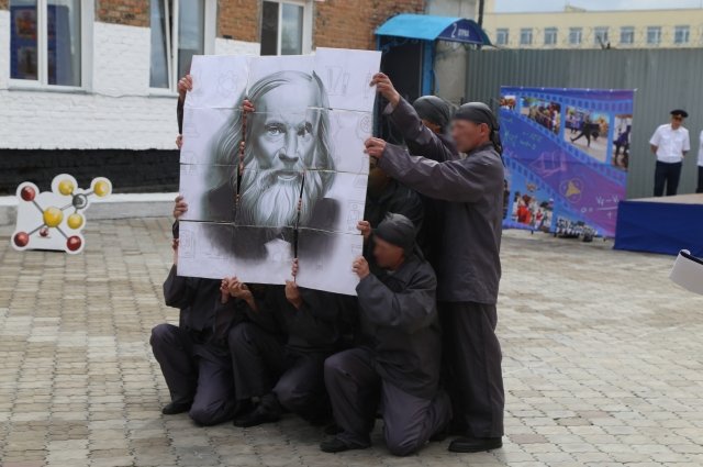 Таблица Менделеева сложилась в портрет самого великого химика.
