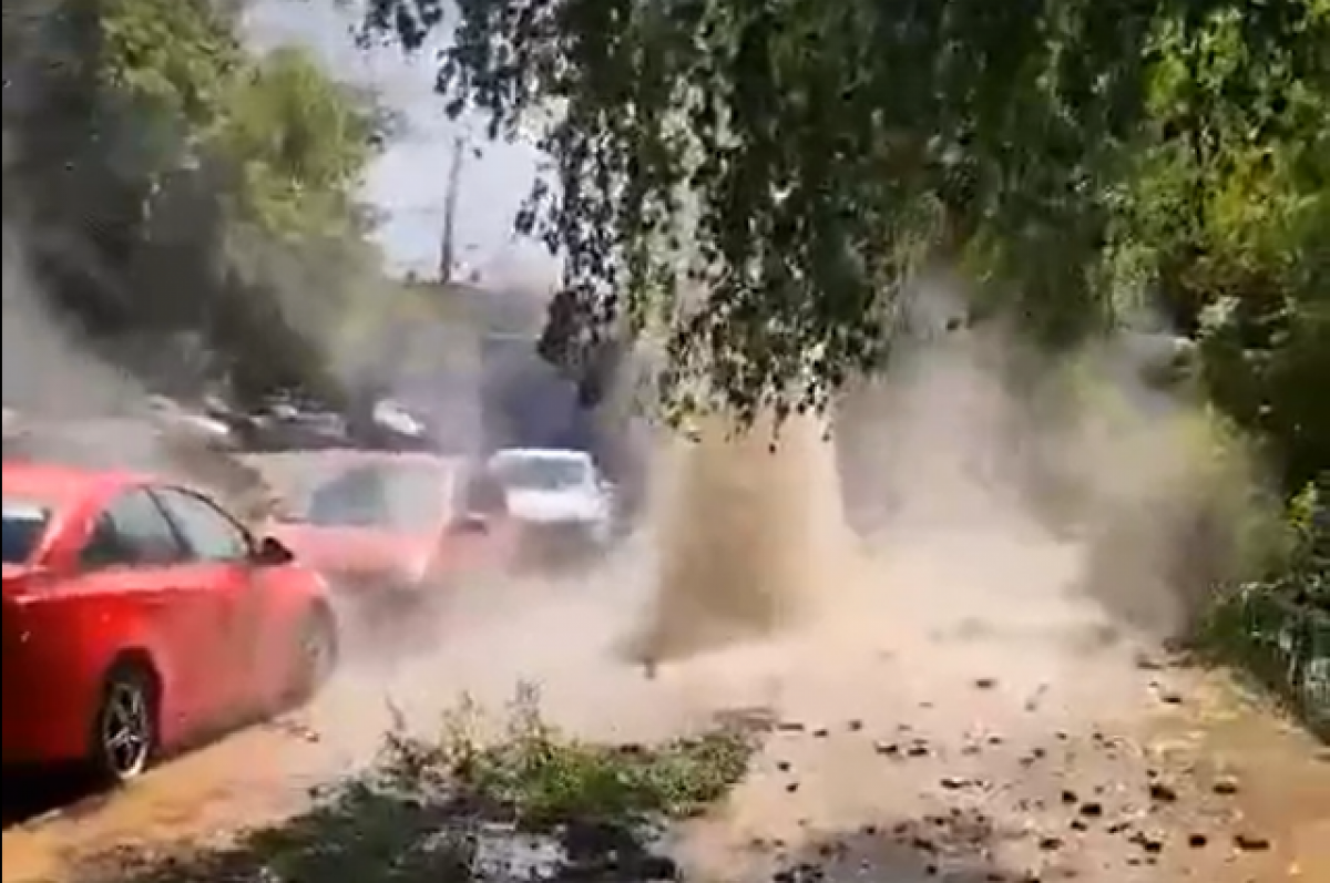 Прорыв трубы в нижнем новгороде. Прорыв трубы. Ховрино прорвало горячая вода. Прорвало трубу в квартире. Прорвало газовую трубу.