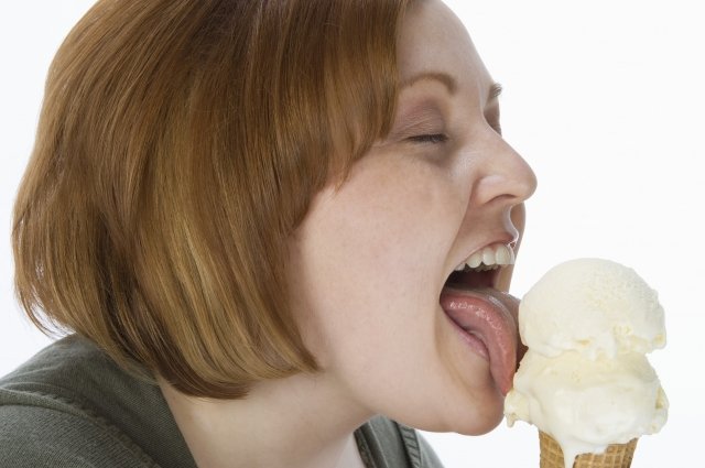 Можно ли мороженое при боли в горле. Мороженое боль в горле. Мороженое и больное горло. Мороженое при больном горле. Мороженое помогает для горла.