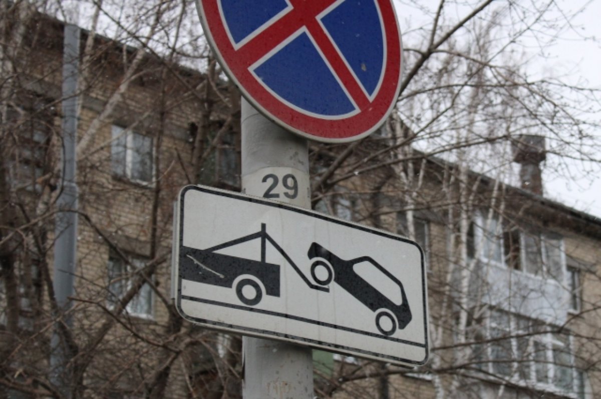 Припаркованные в центре Барнаула машины отправили на штрафстоянку