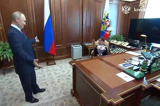 Раисат Акипова посидела за рабочим столом президента.