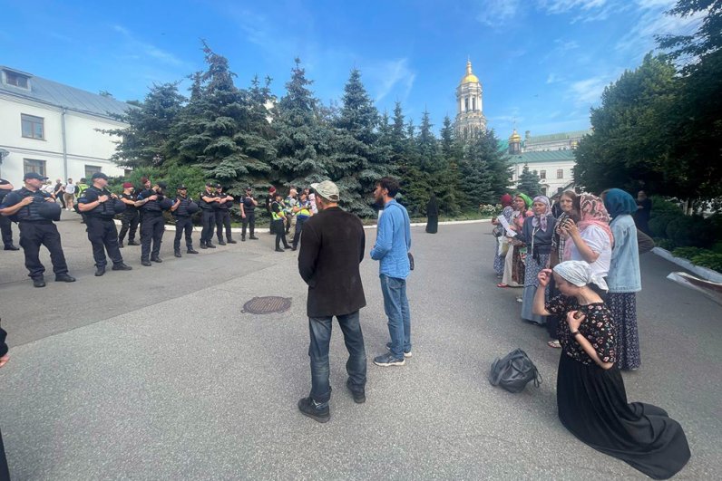 Молитва перед силовиками, которые участвуют в незаконном захвате корпусов Киево-Печерской Лавры.