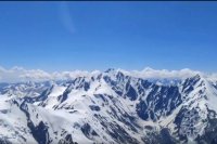 Снежные вершины горы Казбек с высоты полёта.
