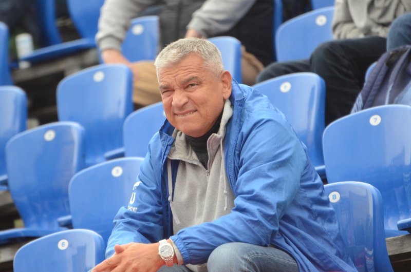 спортивный директор «Севера» Адьям Кузяев:«Всегда сижу на трибуне: лучше видно поле, обзор хороший, не отвлекаюсь на проколы футболистов, на разговоры с тренерами». 