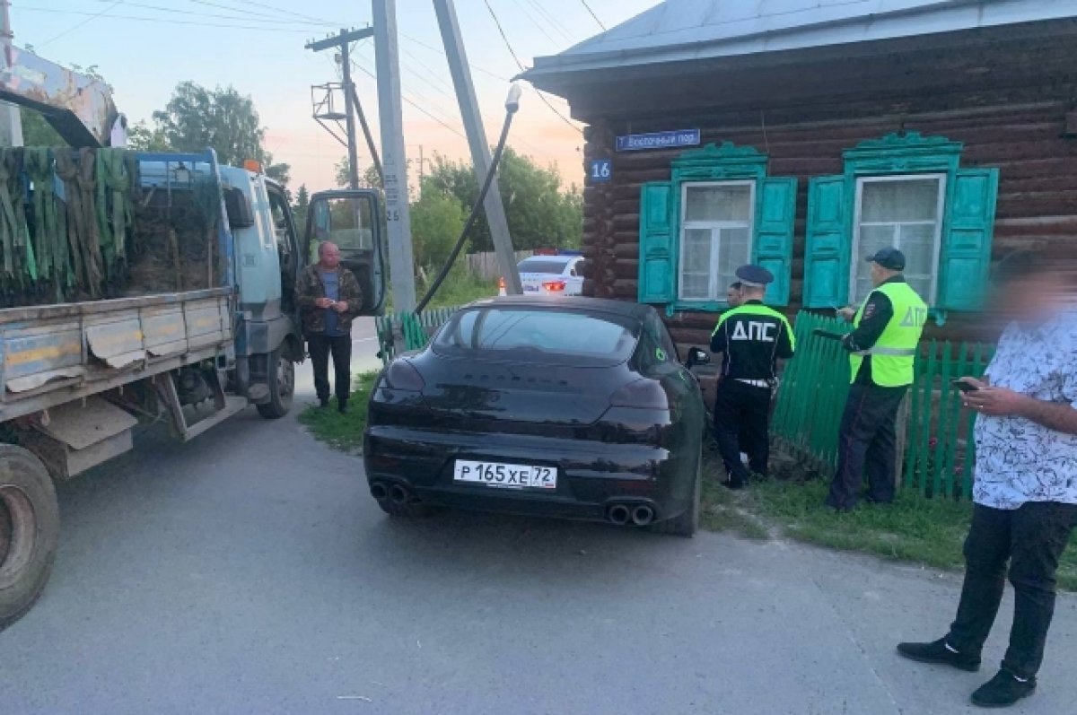 В Ишиме автомобиль Porsche врезался в забор | АиФ Тюмень