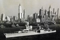 Крейсер USS Indianapolis входит в реку Гудзон, Нью-Йорк, США, 31 мая 1934 г.