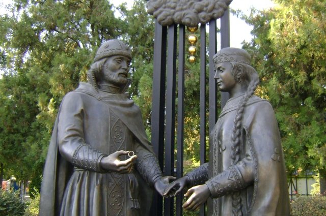 Памятник Петру и Февронии в Ростове-на-Дону.