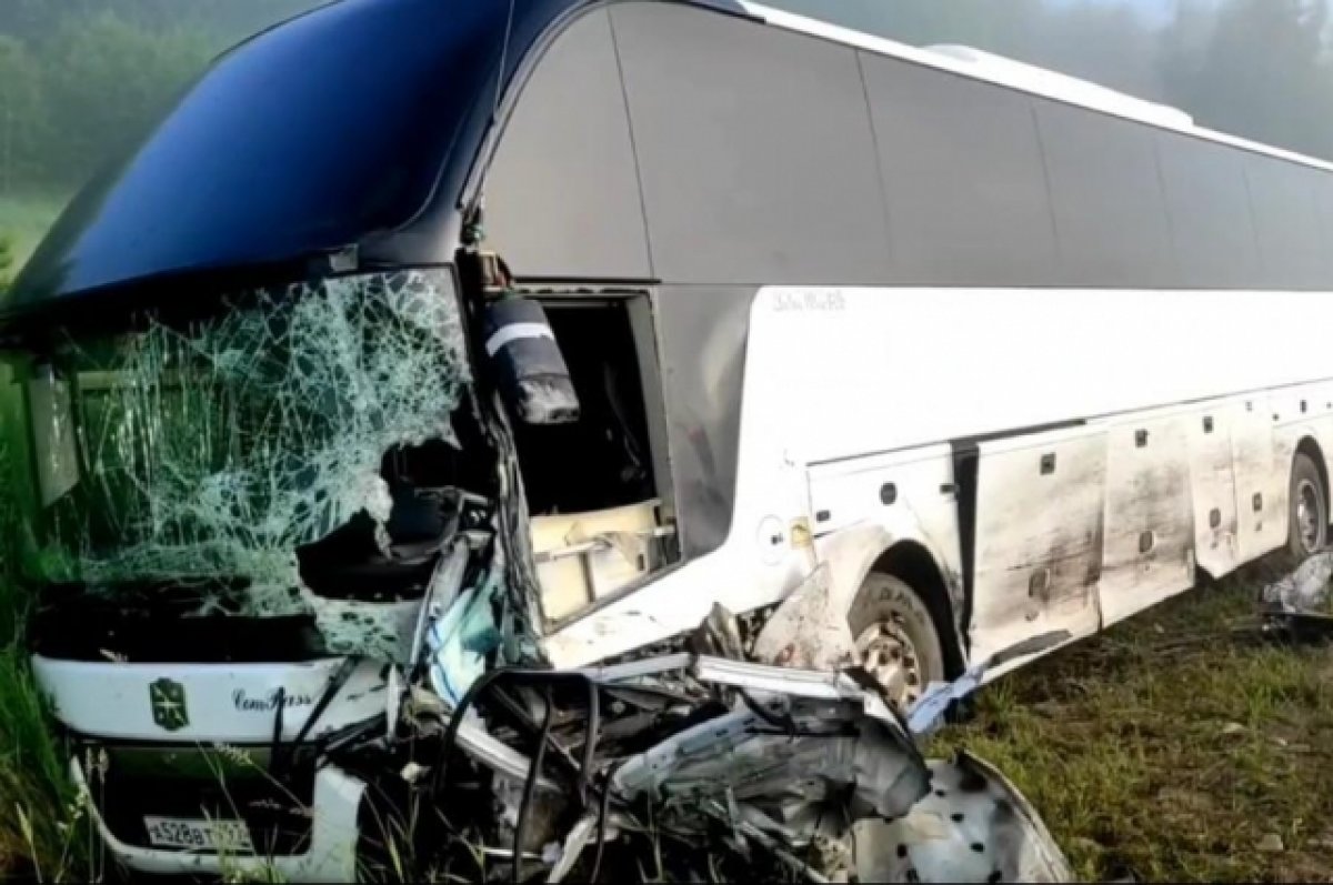 Два человека погибли в ДТП с автобусом в Иркутской области