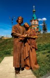 Живые статуи украсили набережную за сквером "Энтузиастов" в День семьи, любви и верности. 