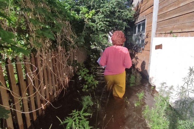 Сотрудники администрации обходят затопленные дома в Борзе.