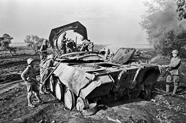 Советские воины стоят рядом с немецкой самоходной пушкой "Пантера", уничтоженной советской артиллерией под Прохоровкой. Курская дуга.