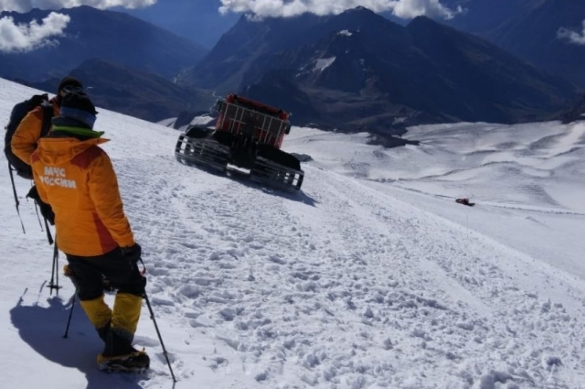 На Эльбрусе четыре человека застряли на высоте 5300 метров из-за непогоды