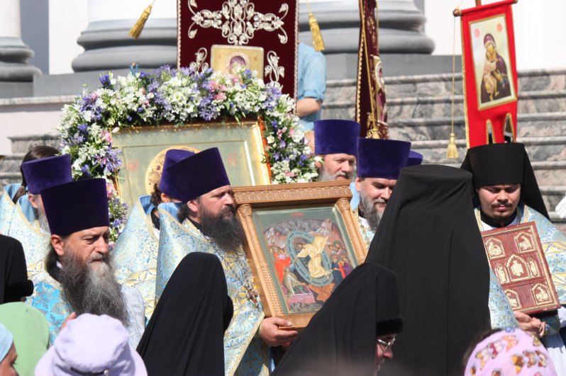 Торжественная процессия прошла вокруг Александро-Невского собора с главной иконой монастыря.