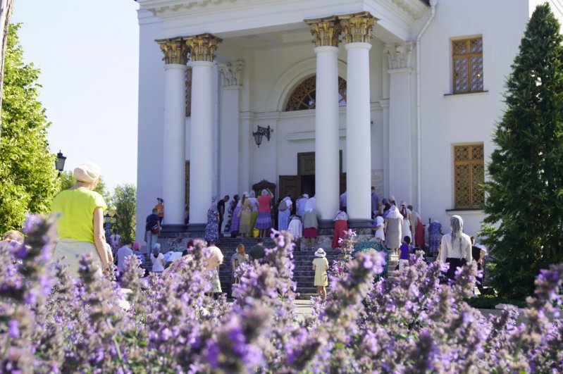 Ново-Тихвинский монастырь отмечает престольный праздник.